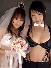 Two gravure idol hotties posing as wife and wife in their bikinis